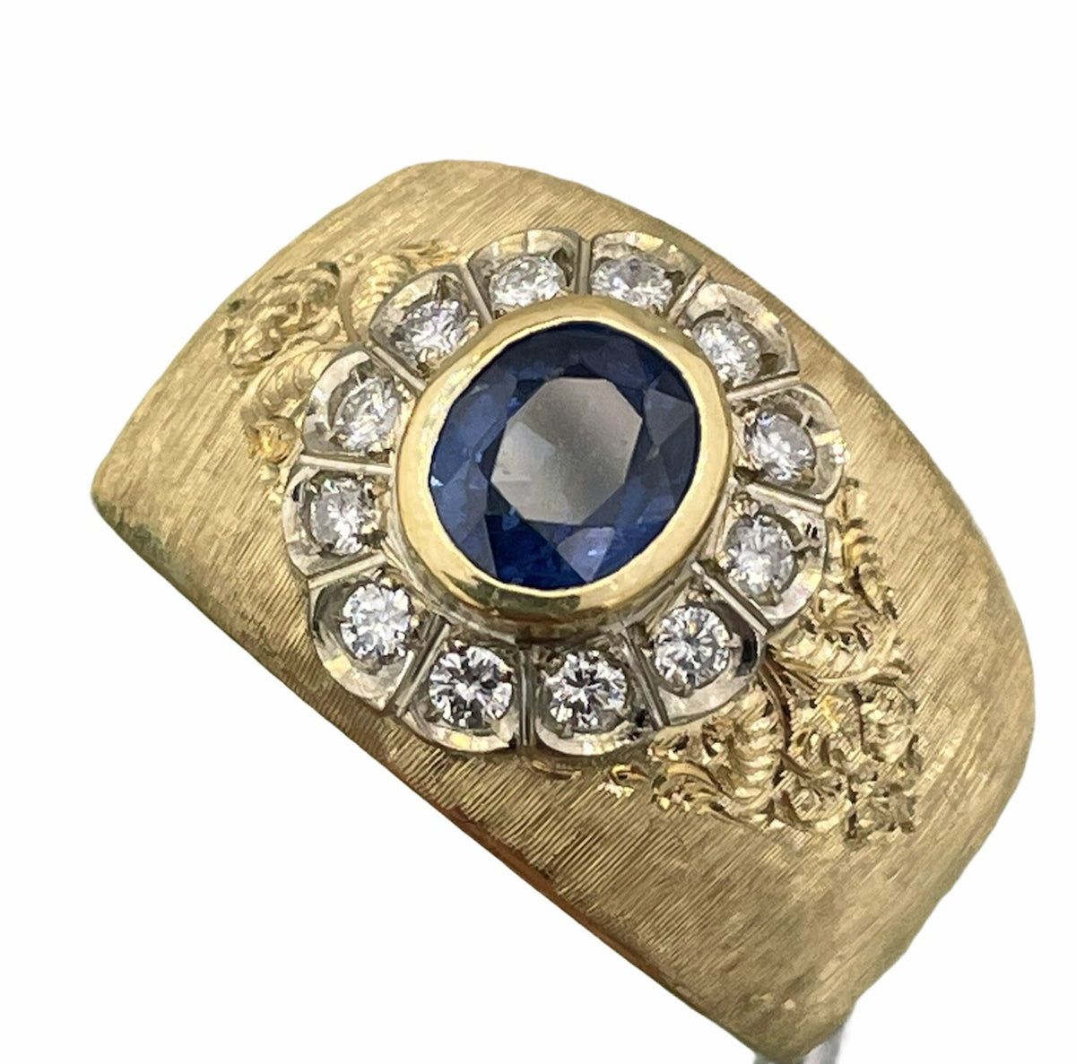 Anello a fascia inciso a mano in oro 18 kt con zaffiro e brillanti – foto 3