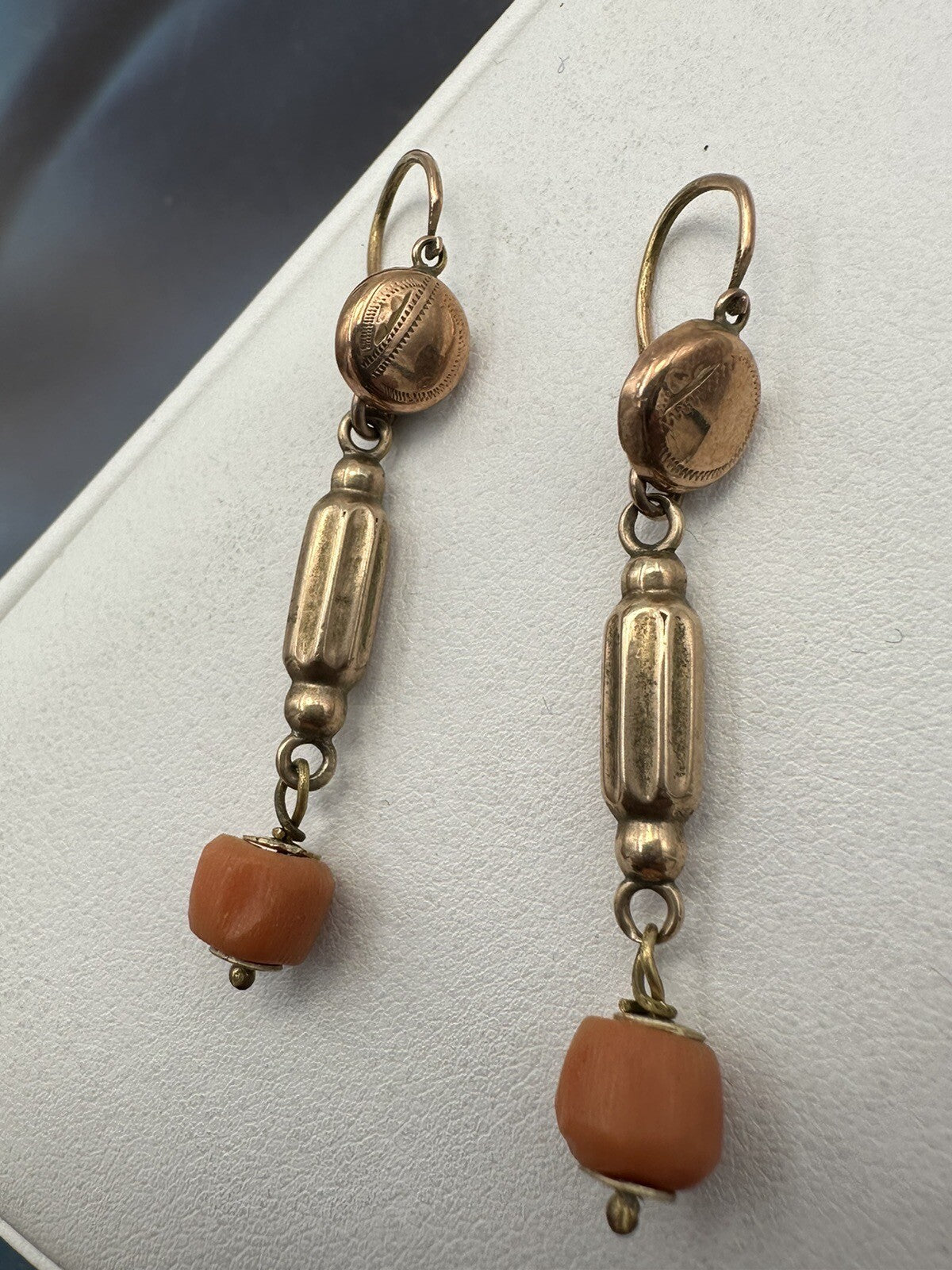 Orecchini pendenti antichi in oro rosso 9 kt con corallo, inizi '900 – foto 3