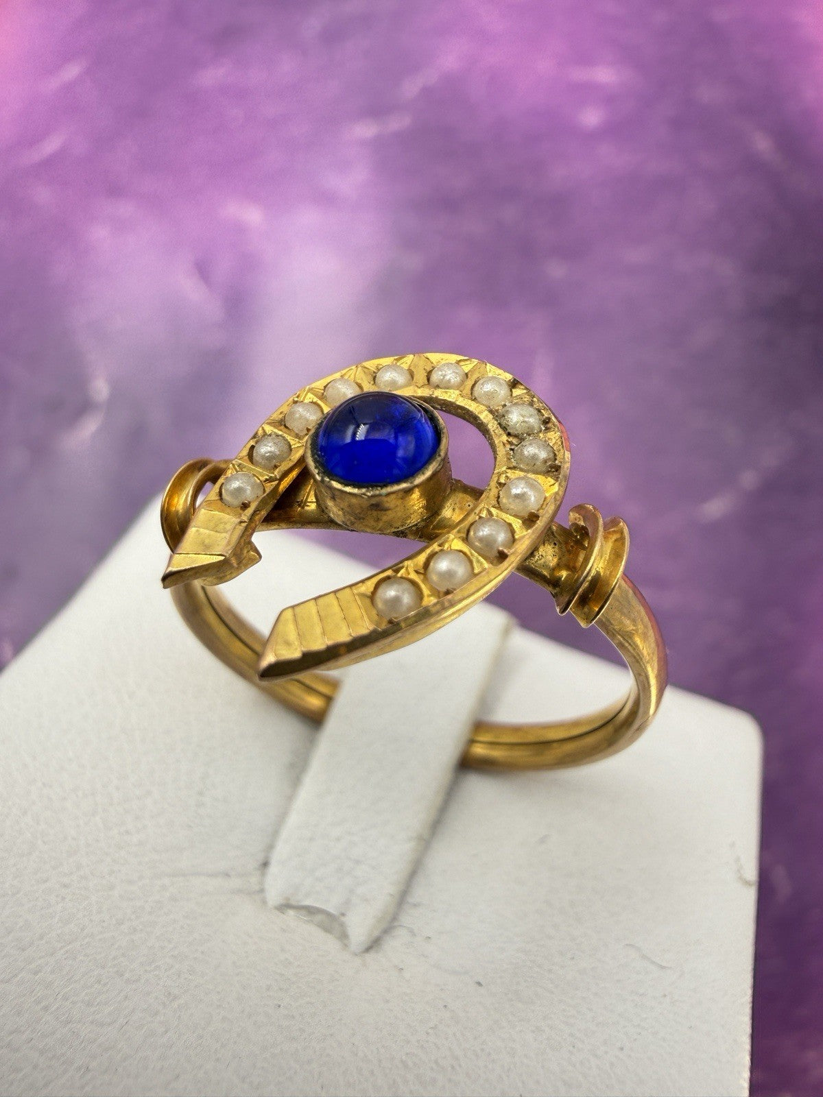 Anello borbonico a ferro di cavallo in oro 6/7 kt con pietra blu e microperle