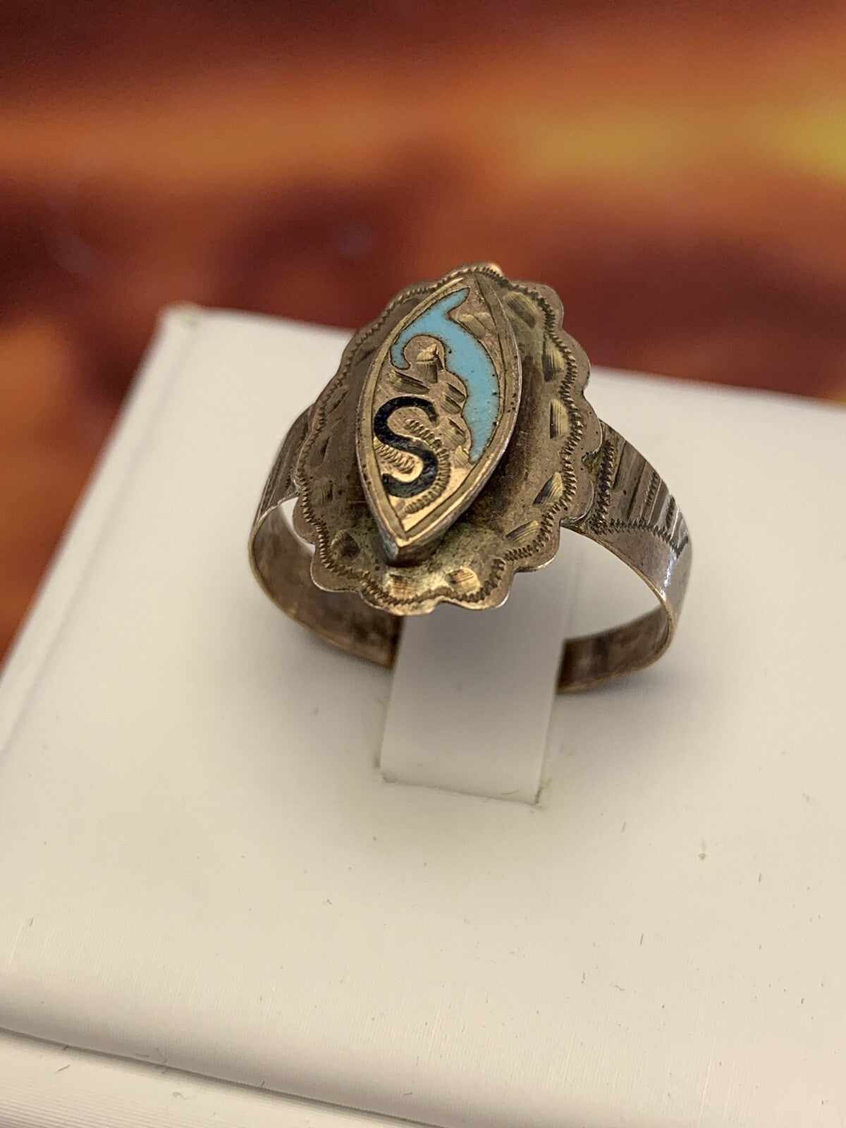 Anello borbonico largo con smalti e lettera S in oro 6/7 kt, fine '800 – foto 3