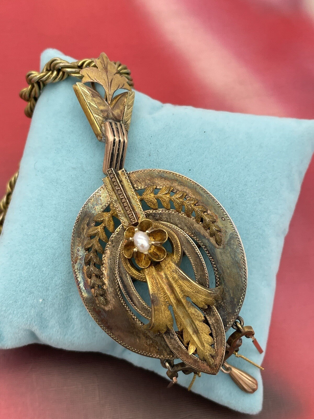 Collana antica in oro 6/7 kt con centrale-spilla inciso e perla, fine '800 – foto 3