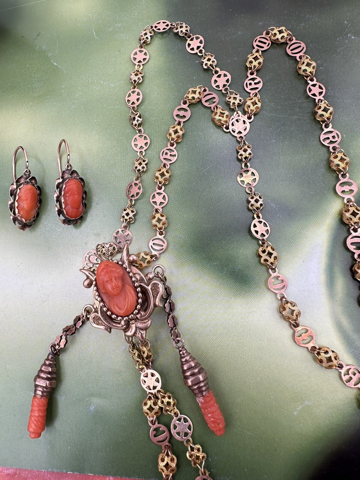 Parure saliscendi e orecchini antichi in oro 6/7 kt con cammei di corallo – foto 15