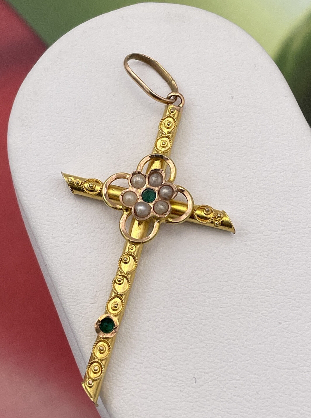 Croce antica in oro 12 kt con perline e pietre verdi, inizi '900