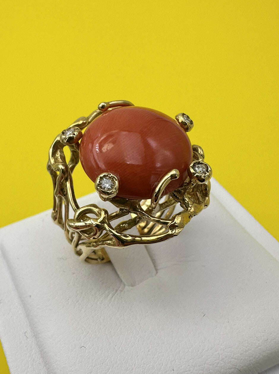Anello artigianale in oro 18 kt con corallo cerasuolo e brillanti – foto 3