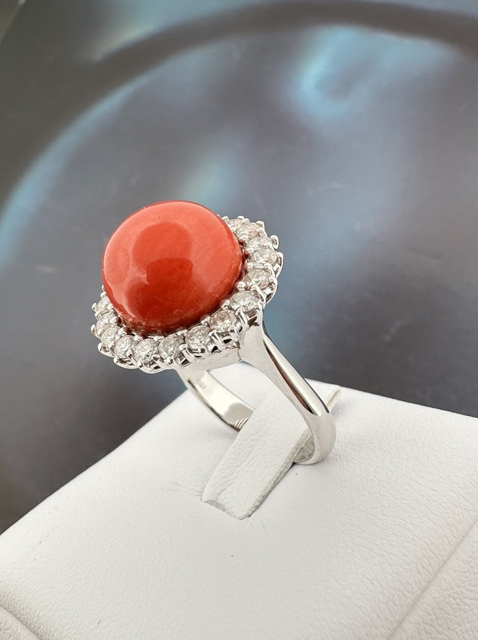 Anello artigianale in oro bianco 18 kt con sfera di corallo e brillanti – foto 13