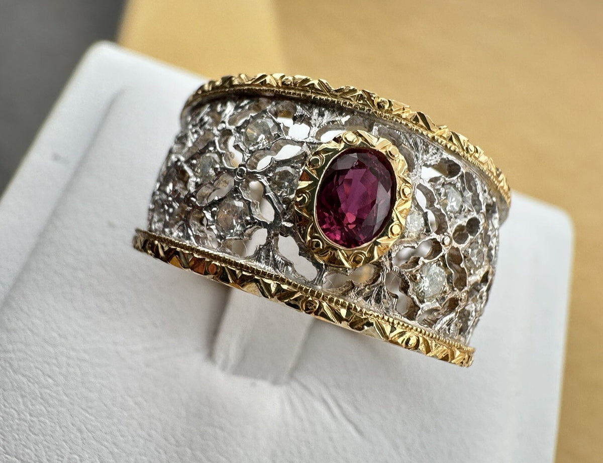 Anello inciso a mano in oro bianco e giallo 18 kt con rubino e brillanti – foto 14