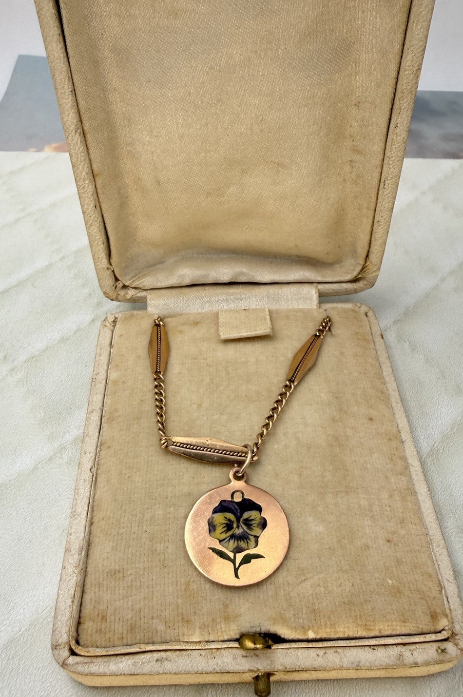Collana antica in oro 12 kt con ciondolo floreale smaltato viola, inizi '900