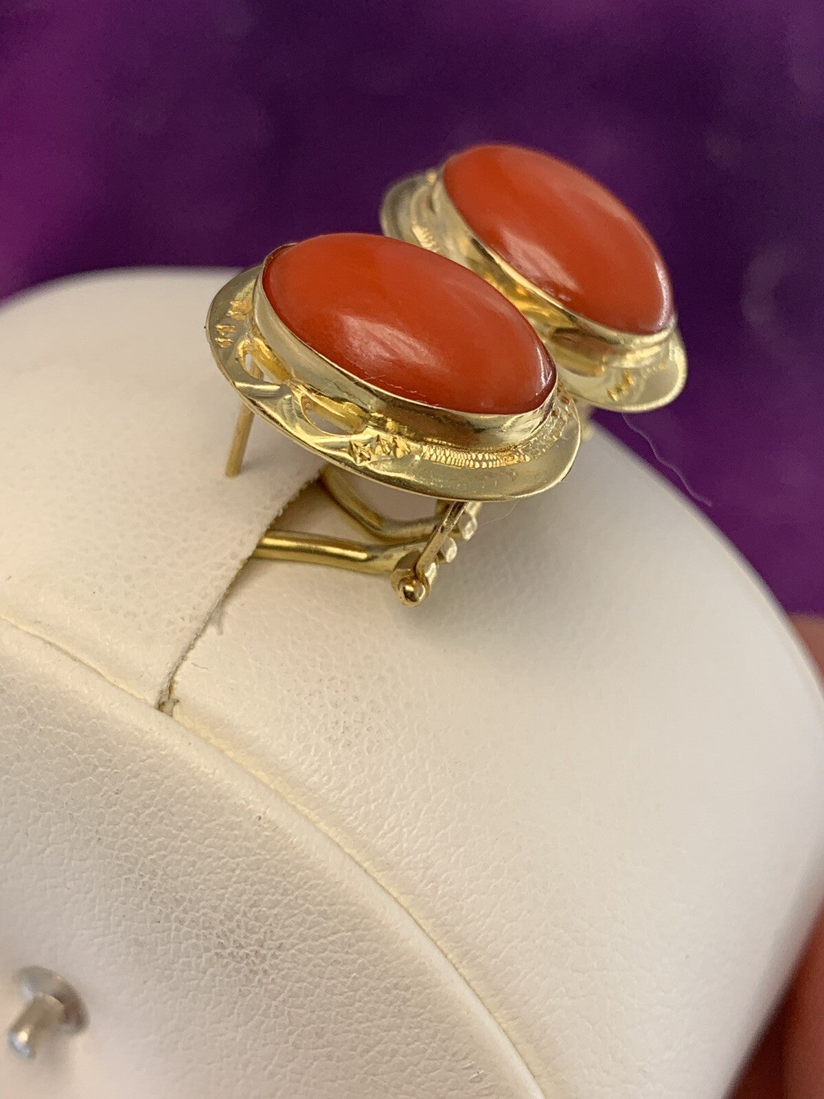 Orecchini artigianali in oro 18 kt con corallo mediterraneo ovale