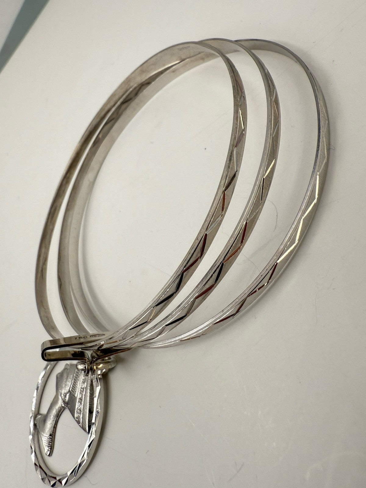 Bracciale a tre cerchi in oro bianco 18 kt con ciondolo Nefertiti, anni '60 – foto 5