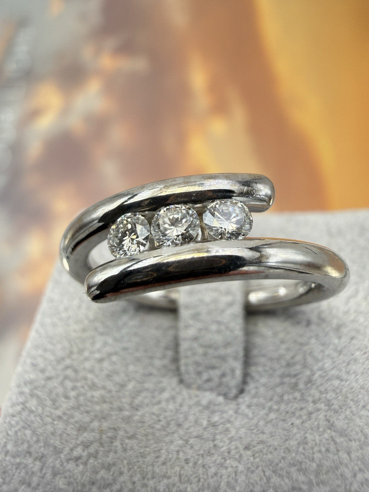 Anello trilogy Damiani in oro bianco 18 kt con diamanti da 0,30 ct – foto 13