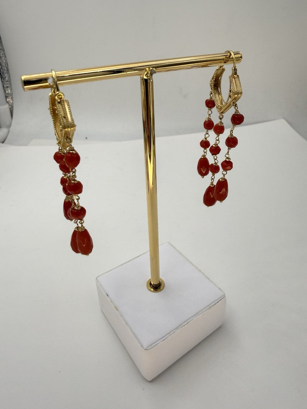 Orecchini pendenti in oro 18 kt con gocce di corallo sfaccettato – foto 9