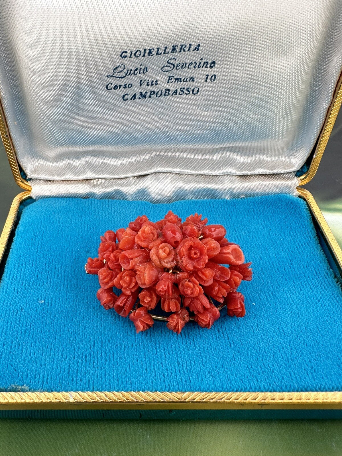 Spilla pendente in oro 18 kt con roselline di corallo, anni '70 – foto 17