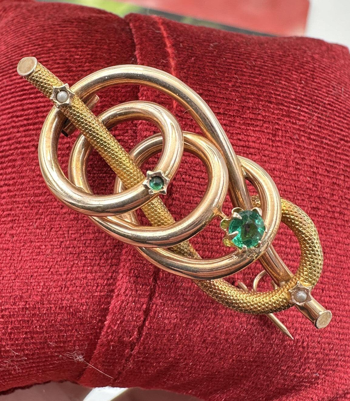 Spilla antica in oro 12 kt con microperle e pietre verdi, inizi '900