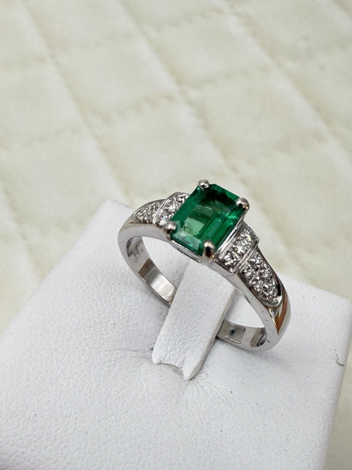 Anello artigianale in oro bianco 18 kt con smeraldo e brillanti – foto 13