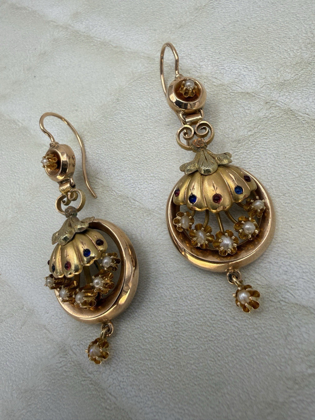 Orecchini borbonici in oro 6/7 kt con paste vitree rosse e blu e microperle – foto 3