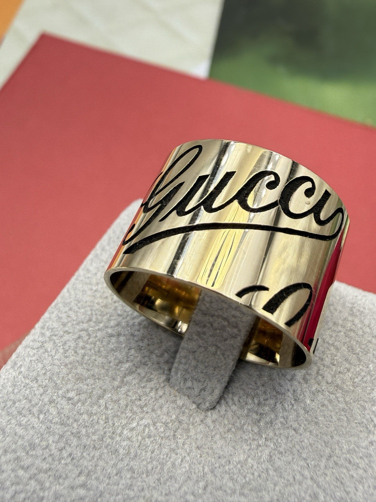 Anello Gucci Icon Prints a fascia larga in oro giallo 18 kt – foto 2