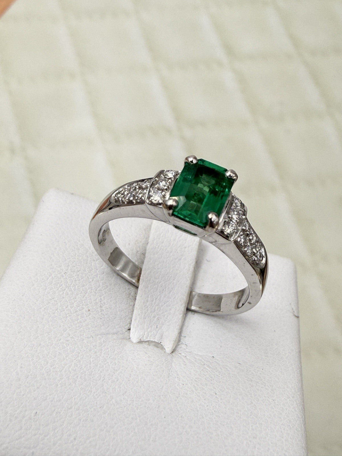Anello artigianale in oro bianco 18 kt con smeraldo e brillanti – foto 11