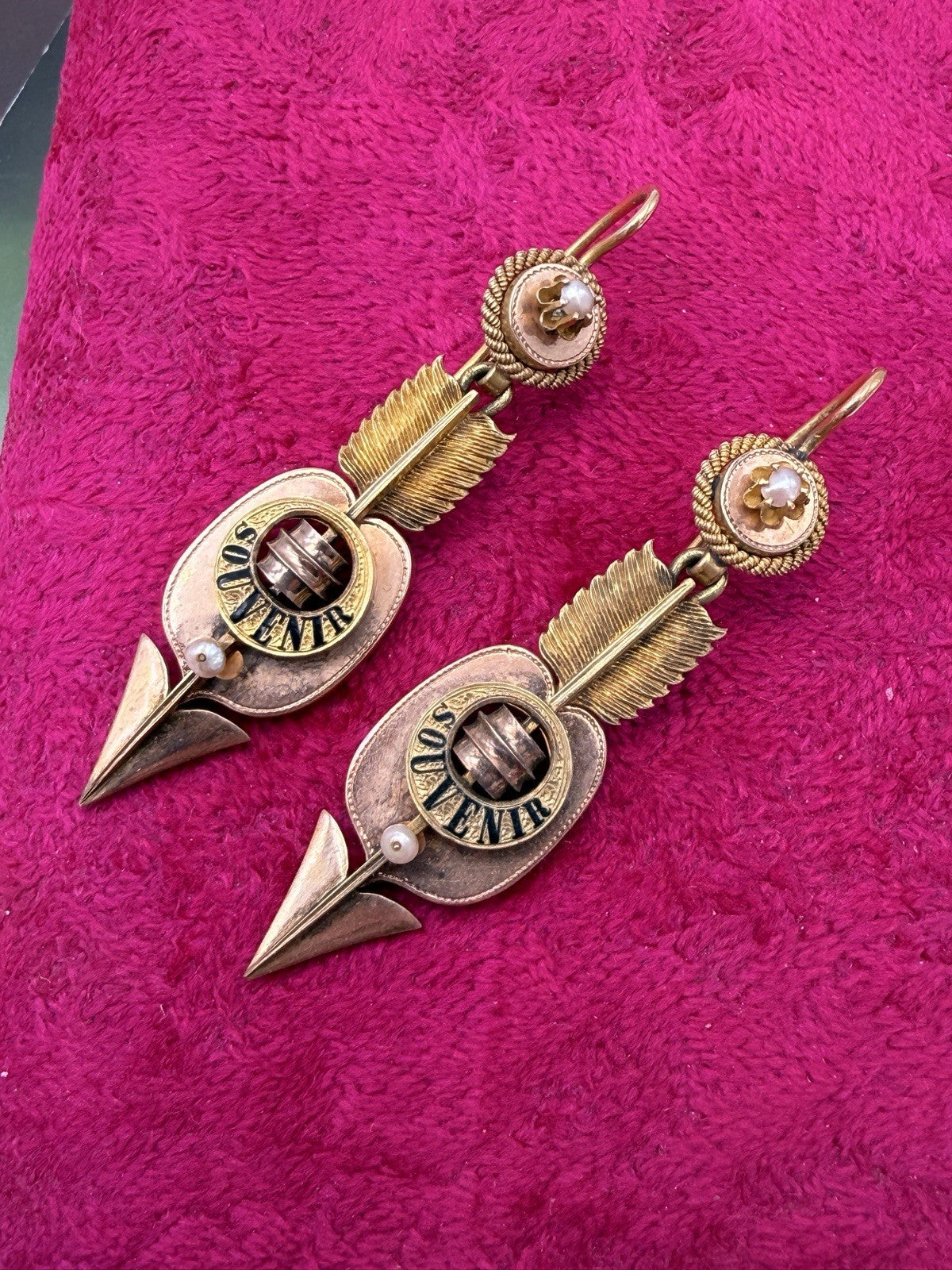 Orecchini borbonici in oro 6/7 kt con scritta smaltata e microperle