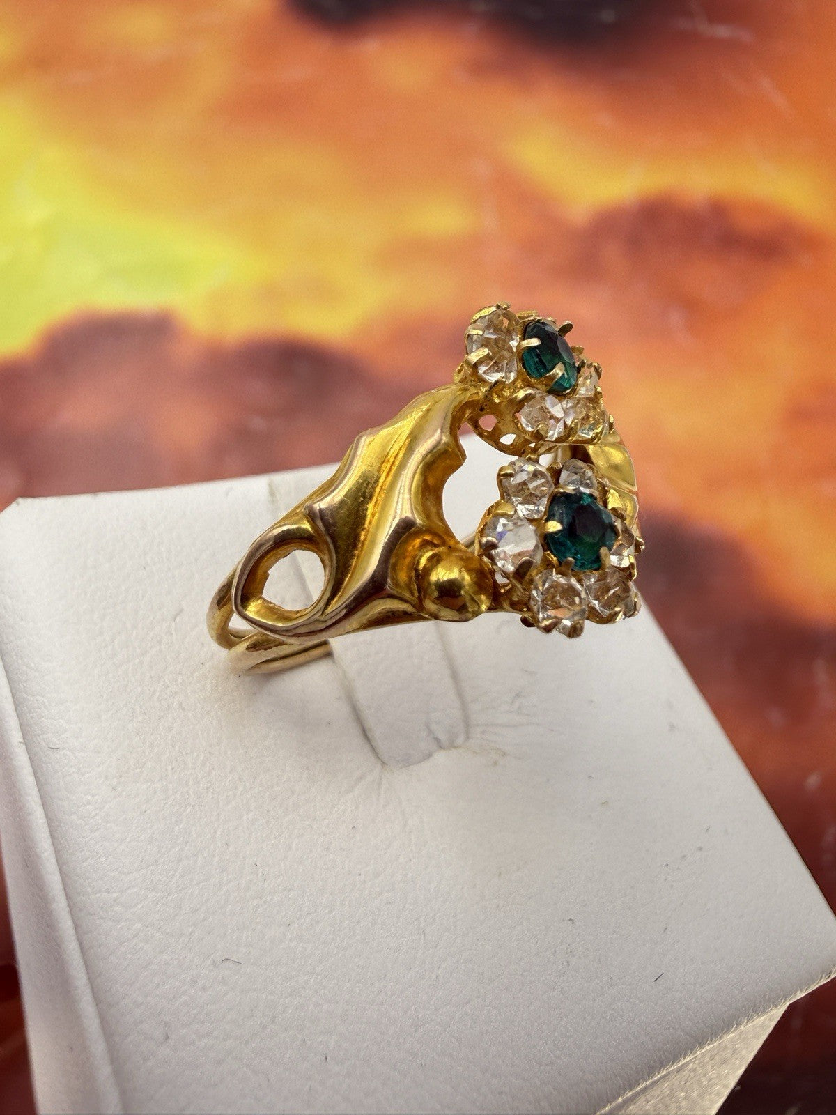 Anello antico in oro 12 kt con paste vitree verdi e bianche, inizi '900 – foto 4