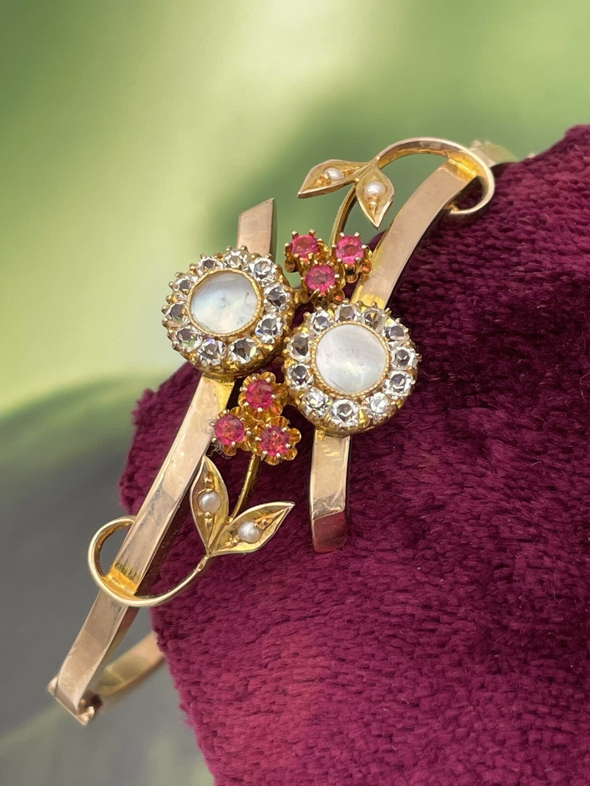 Bracciale rigido antico in oro rosa 12 kt con paste vitree e perline, inizi '900