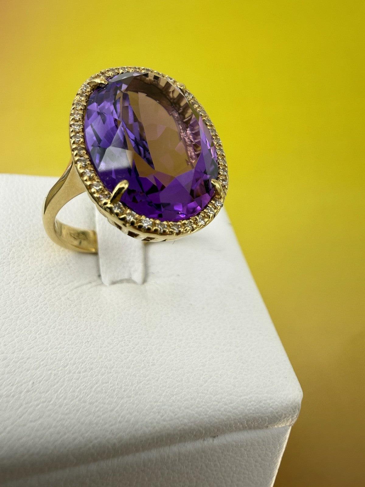 Anello in oro 18 kt con grande ametista e contorno di zirconi – foto 18