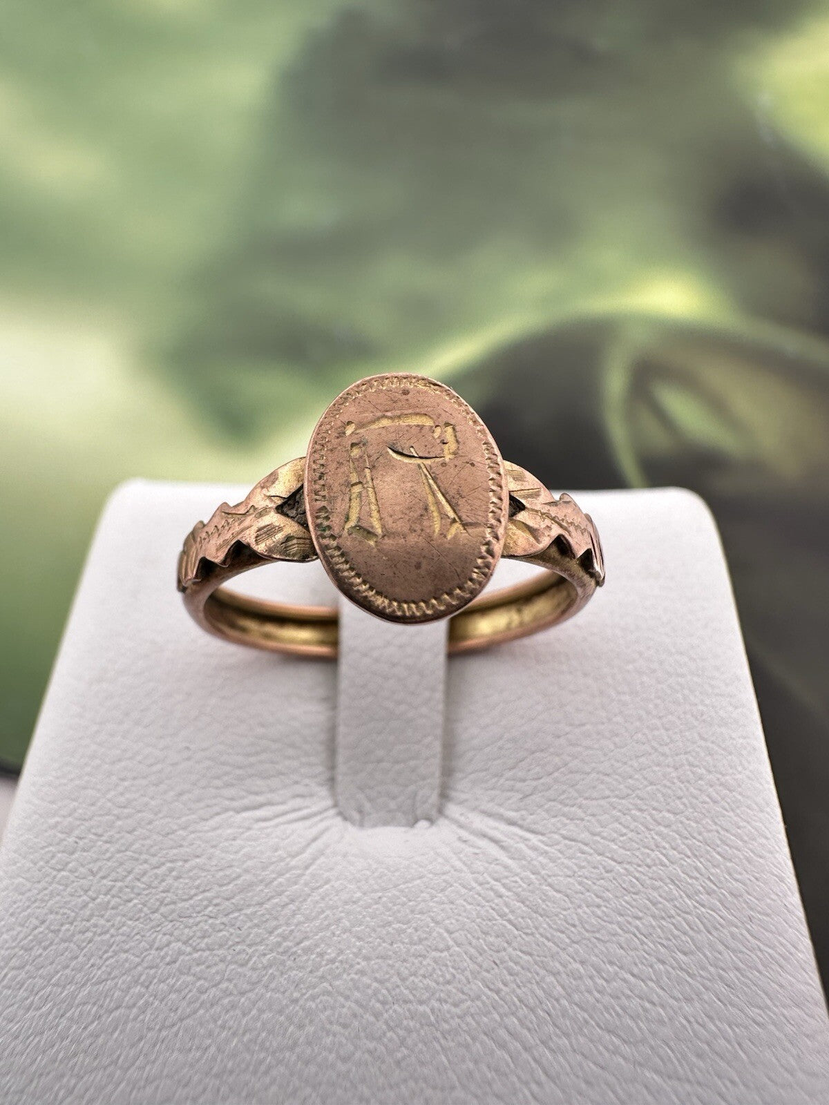 Anello antico con iniziale R incisa in oro 8 kt, inizi '900 – foto 8