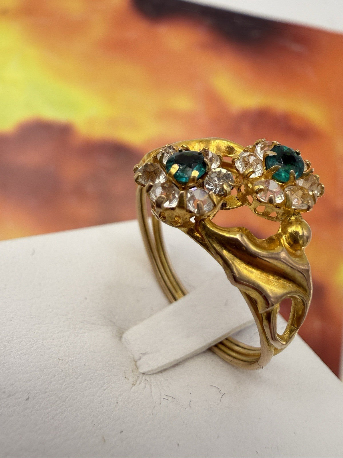 Anello antico in oro 12 kt con paste vitree verdi e bianche, inizi '900 – foto 3