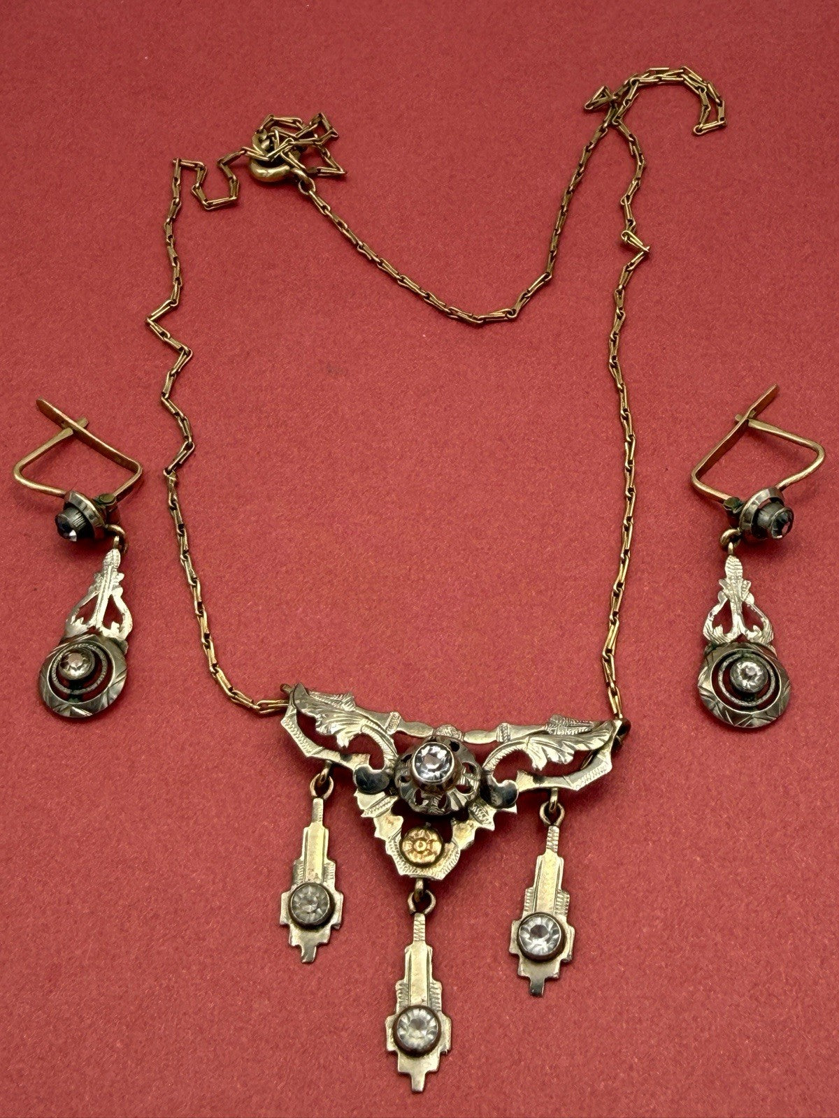 Parure antica collanina e orecchini in oro bicolore 8 kt, anni '20–'30