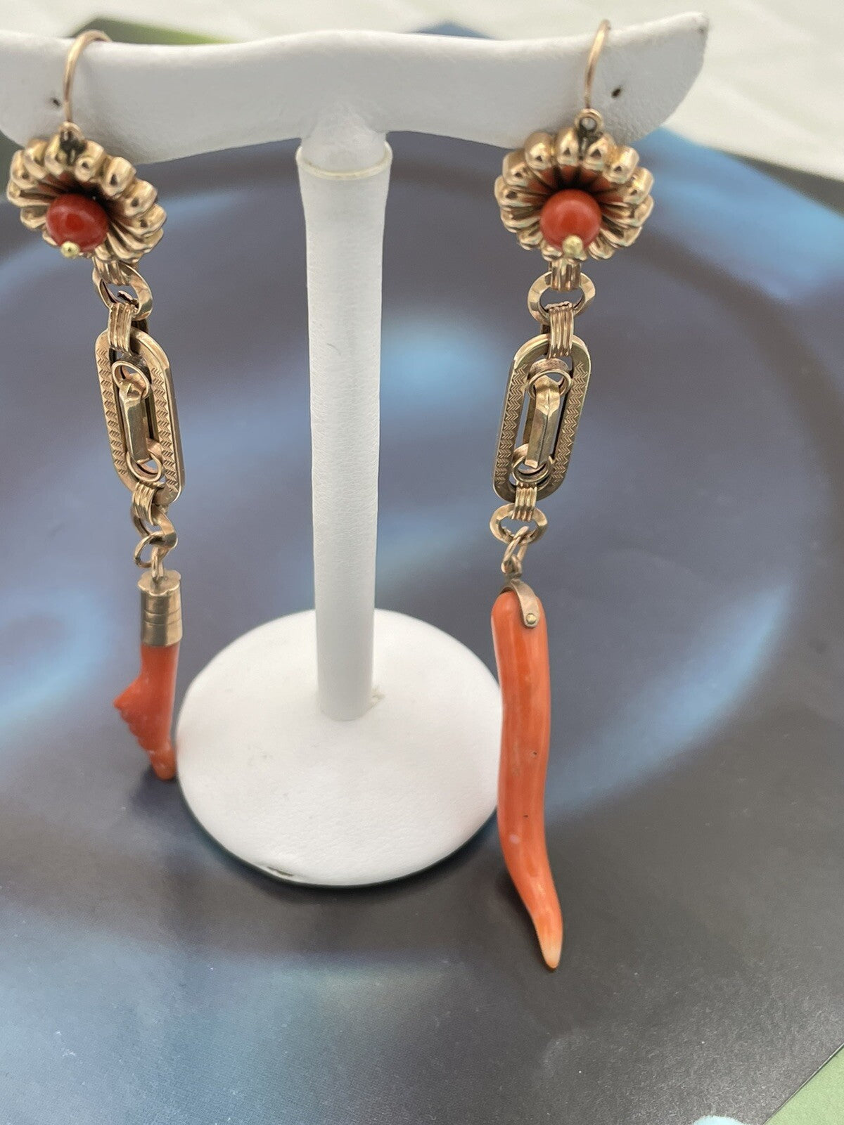 Orecchini portafortuna antichi in oro rosso 9 kt con amuleti in corallo – foto 9