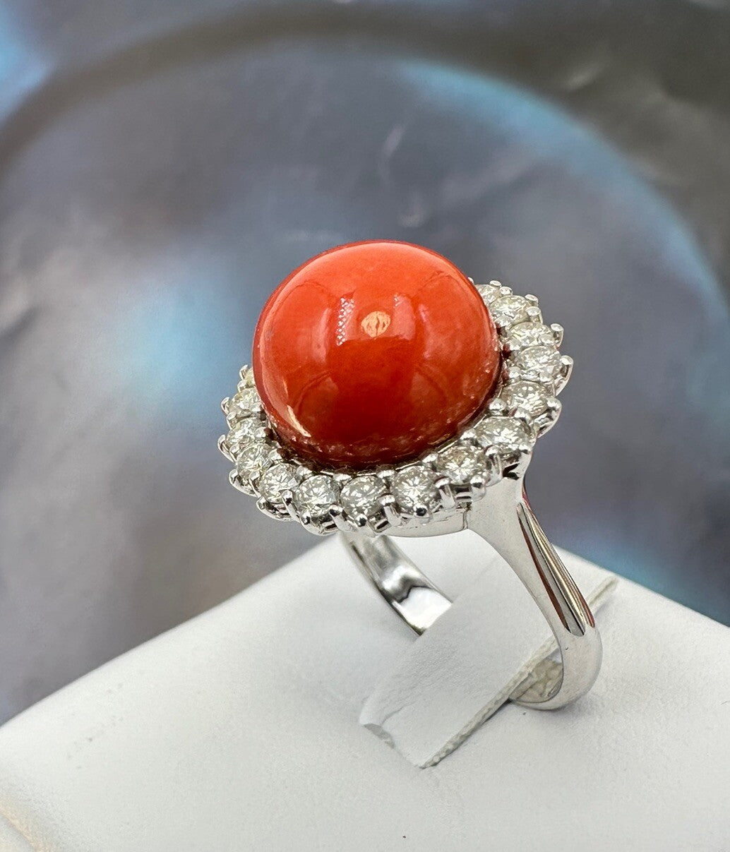 Anello artigianale in oro bianco 18 kt con sfera di corallo e brillanti – foto 3