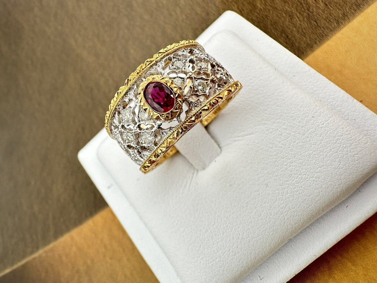 Anello inciso a mano in oro bianco e giallo 18 kt con rubino e brillanti