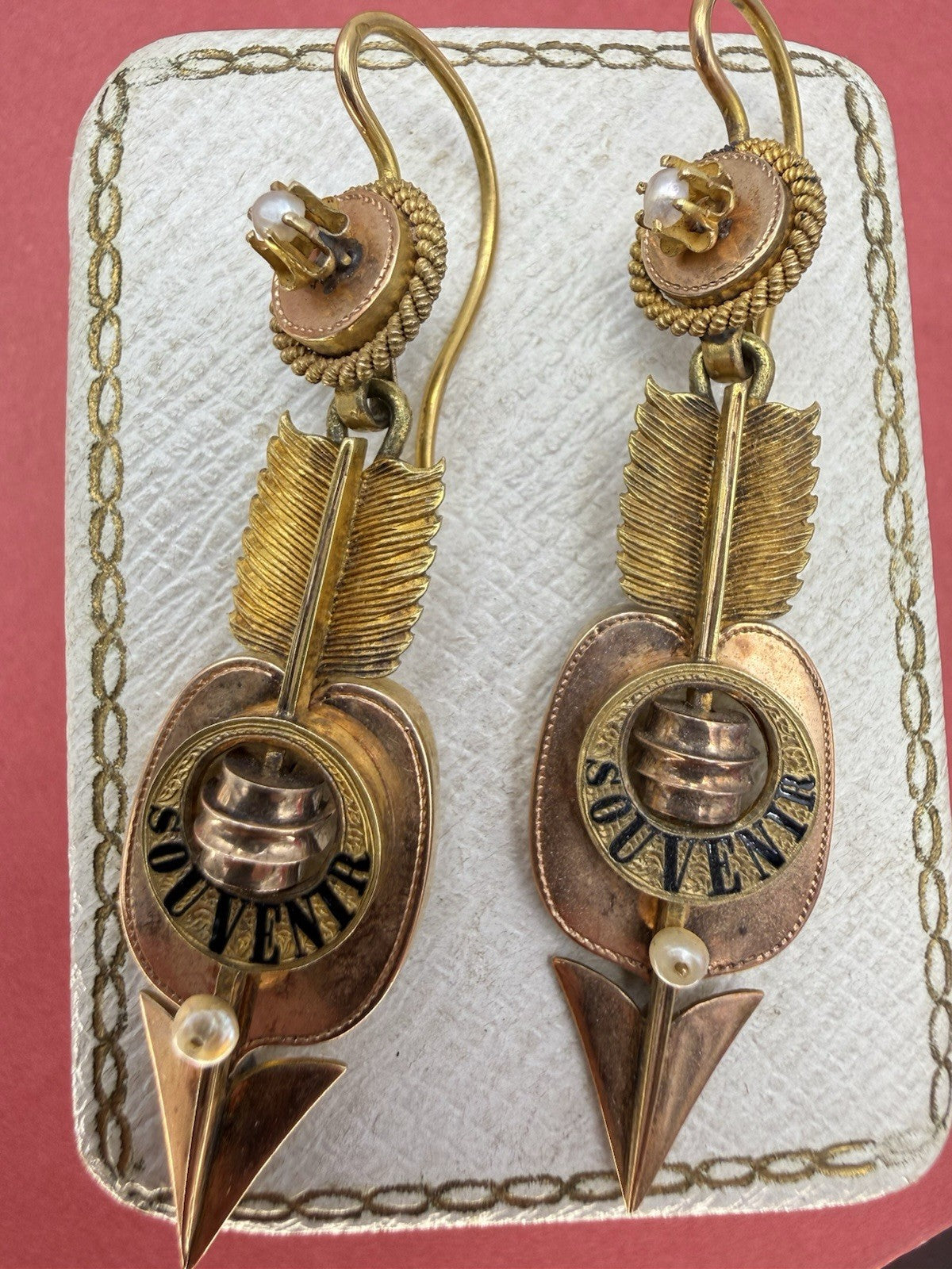 Orecchini borbonici in oro 6/7 kt con scritta smaltata e microperle – foto 2