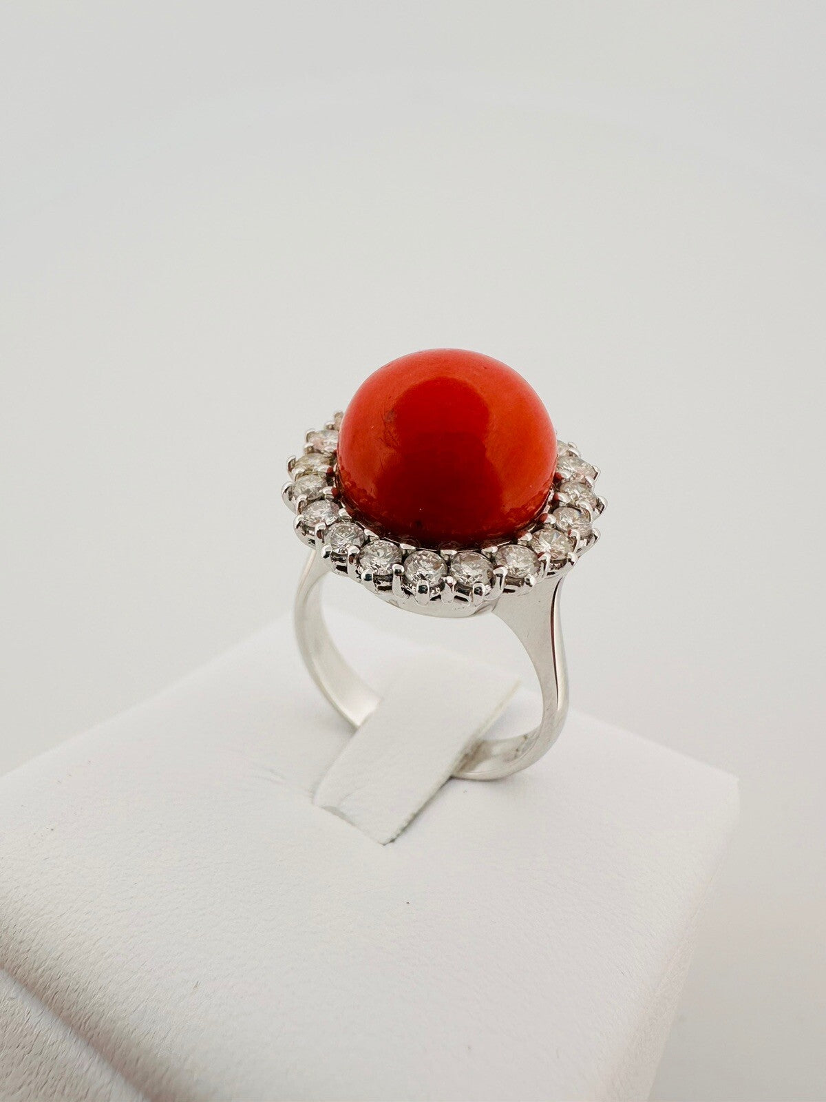Anello artigianale in oro bianco 18 kt con sfera di corallo e brillanti – foto 14