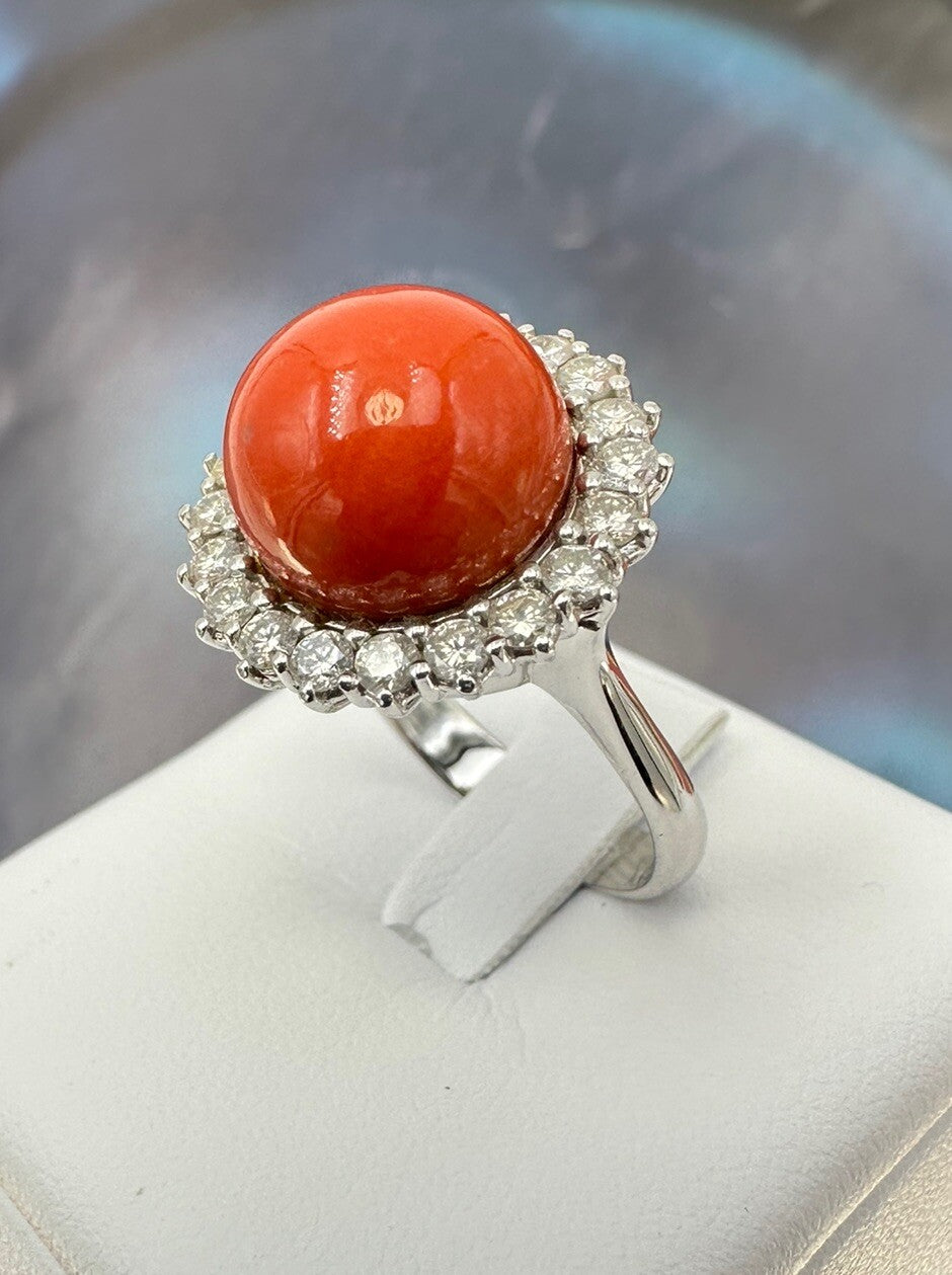 Anello artigianale in oro bianco 18 kt con sfera di corallo e brillanti – foto 12