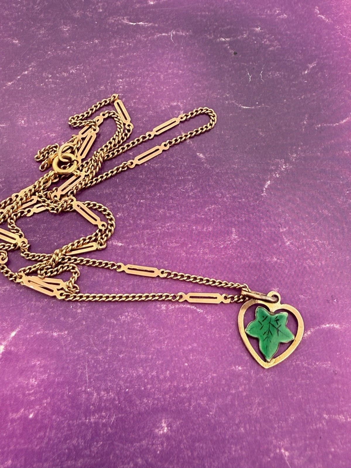 Collana antica in oro 9 kt con ciondolo smaltato a foglia d'edera, inizi '900