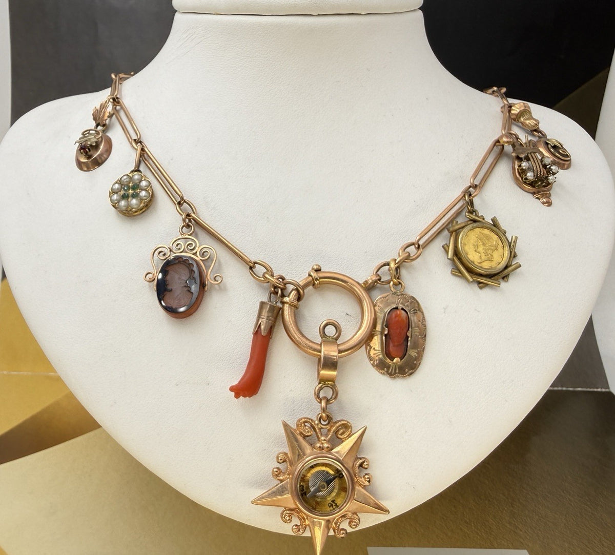 Collana antica in oro rosa 12 kt con bussola a stella e ciondoli