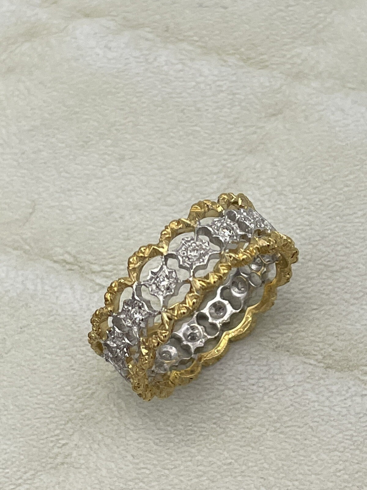 Anello eternity inciso a mano in oro bianco e giallo 18 kt con brillanti – foto 4