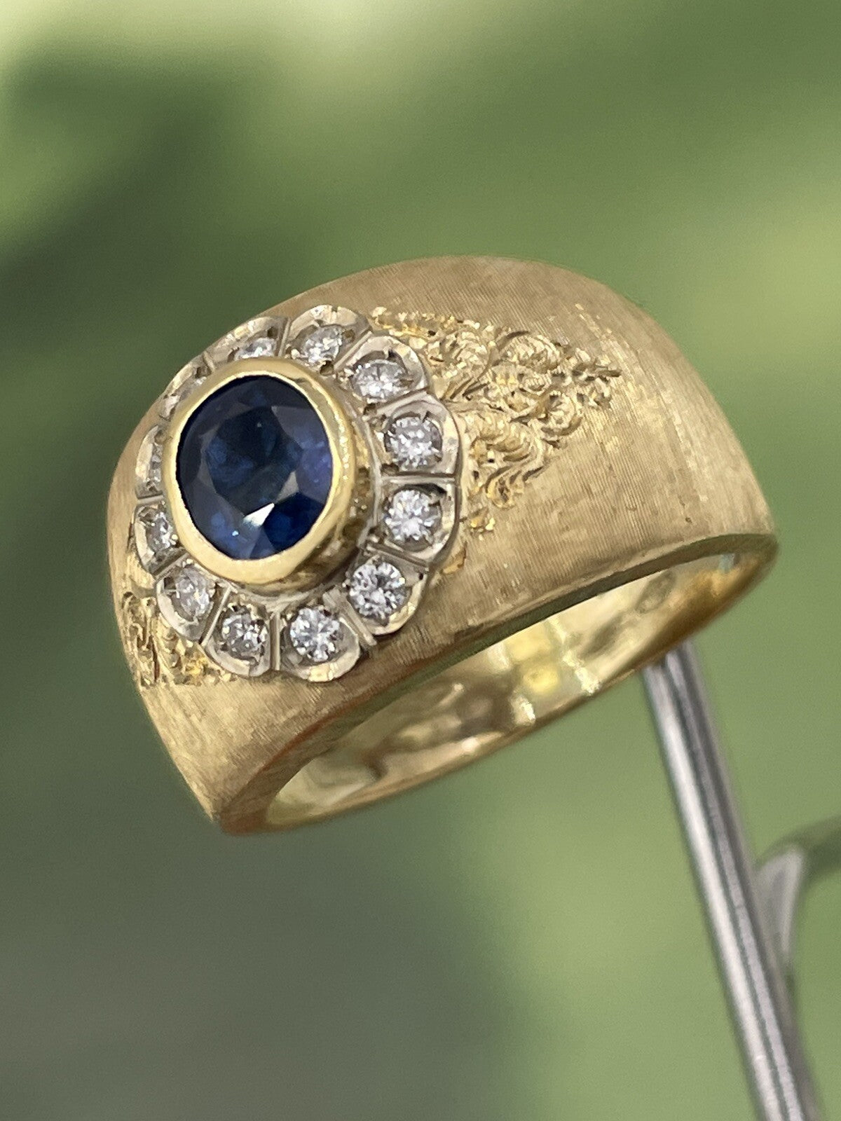 Anello a fascia inciso a mano in oro 18 kt con zaffiro e brillanti – foto 6