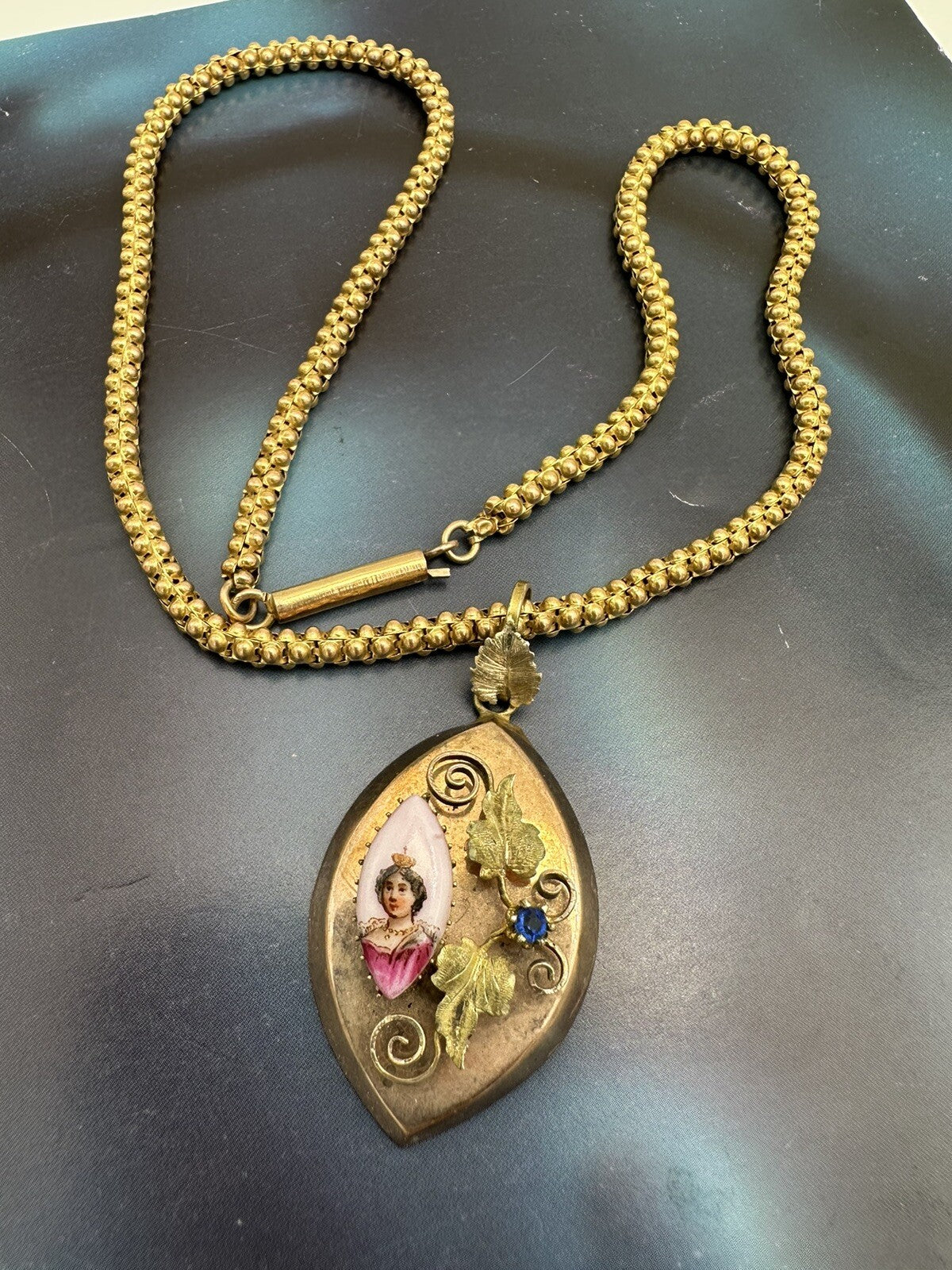 Collana antica in oro 6/7 kt con ciondolo floreale e miniatura su ceramica – foto 4