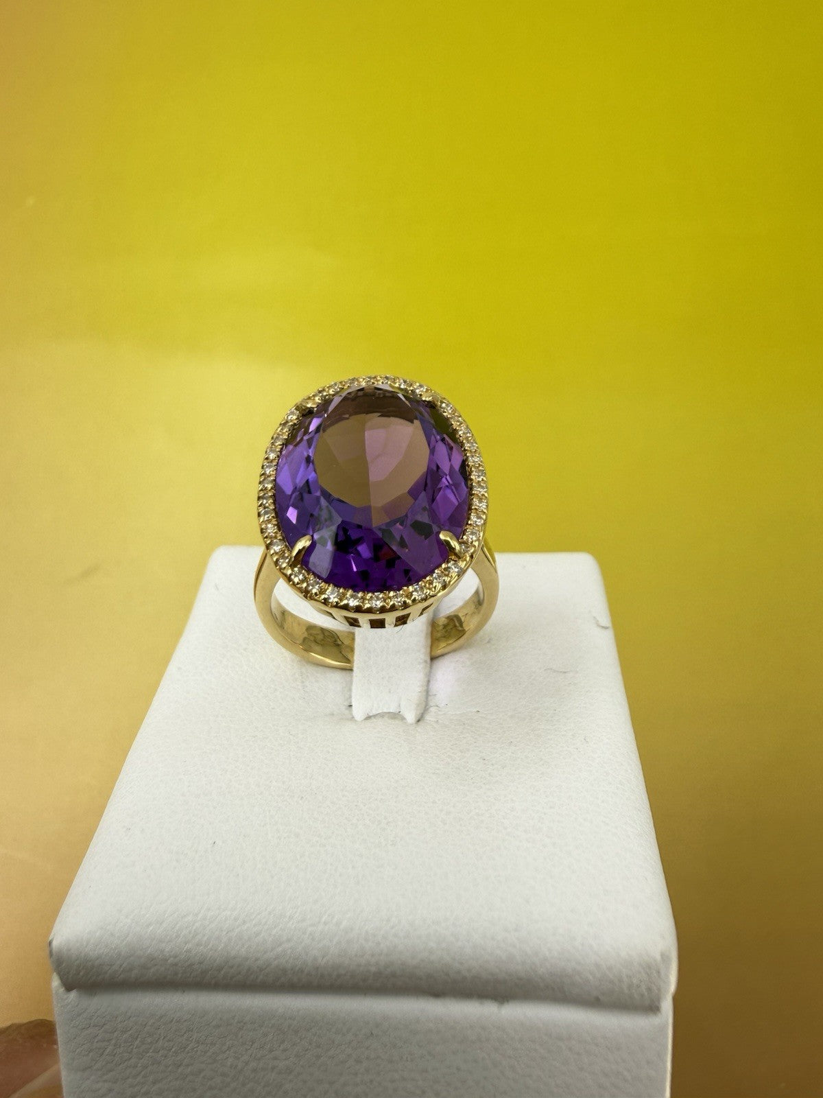 Anello in oro 18 kt con grande ametista e contorno di zirconi – foto 20