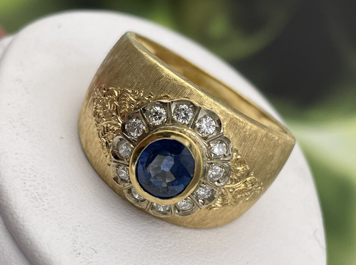Anello a fascia inciso a mano in oro 18 kt con zaffiro e brillanti – foto 5