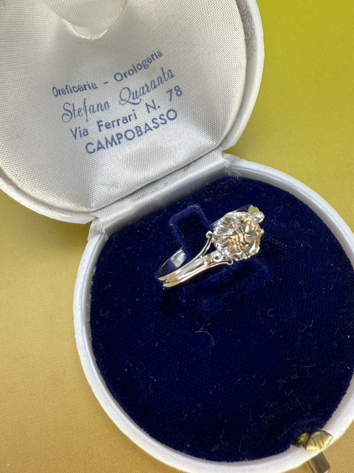 Anello da fidanzamento vintage in oro bianco 18 kt con diamante brown, anni '60 – foto 6