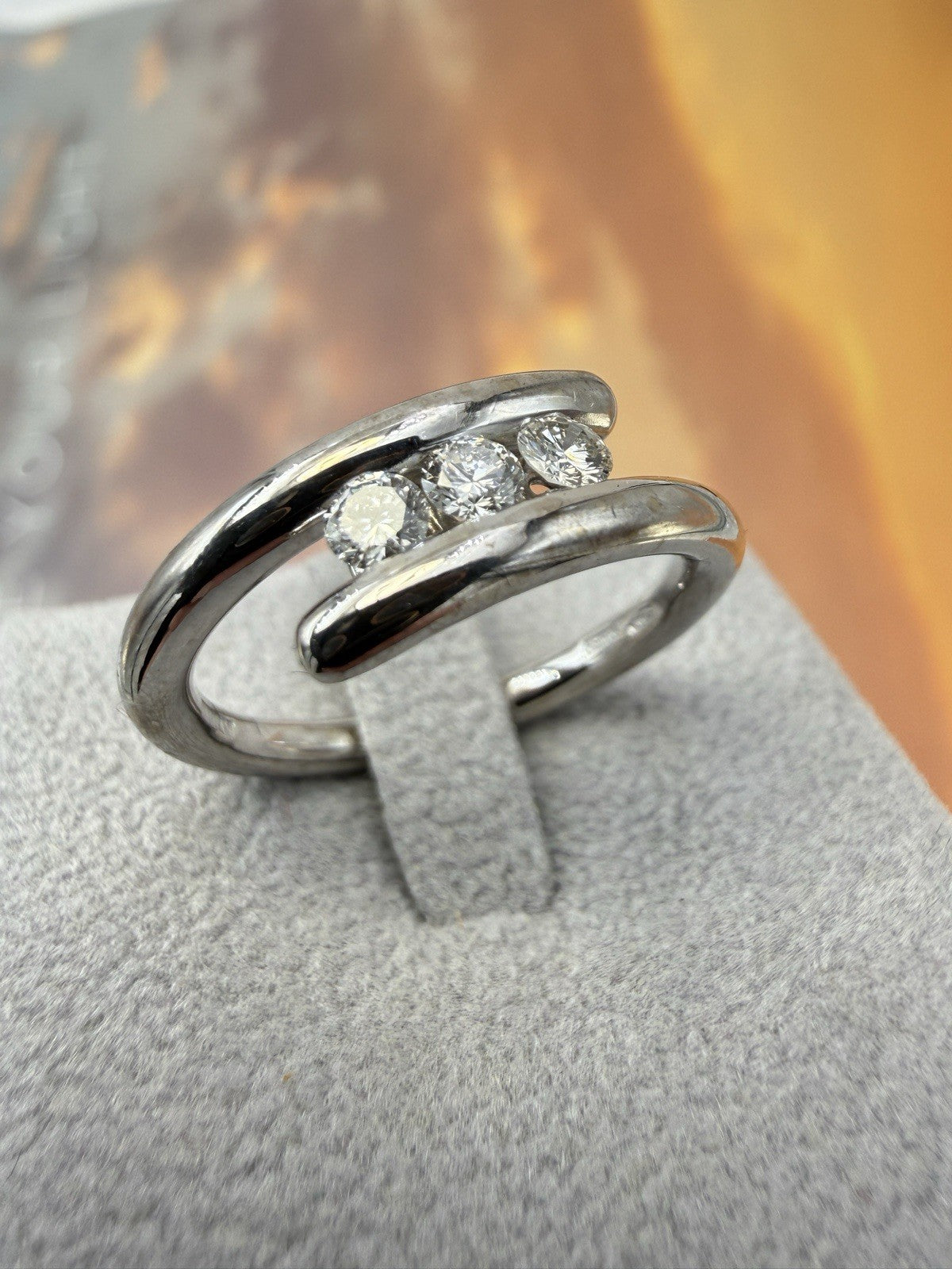Anello trilogy Damiani in oro bianco 18 kt con diamanti da 0,30 ct – foto 17