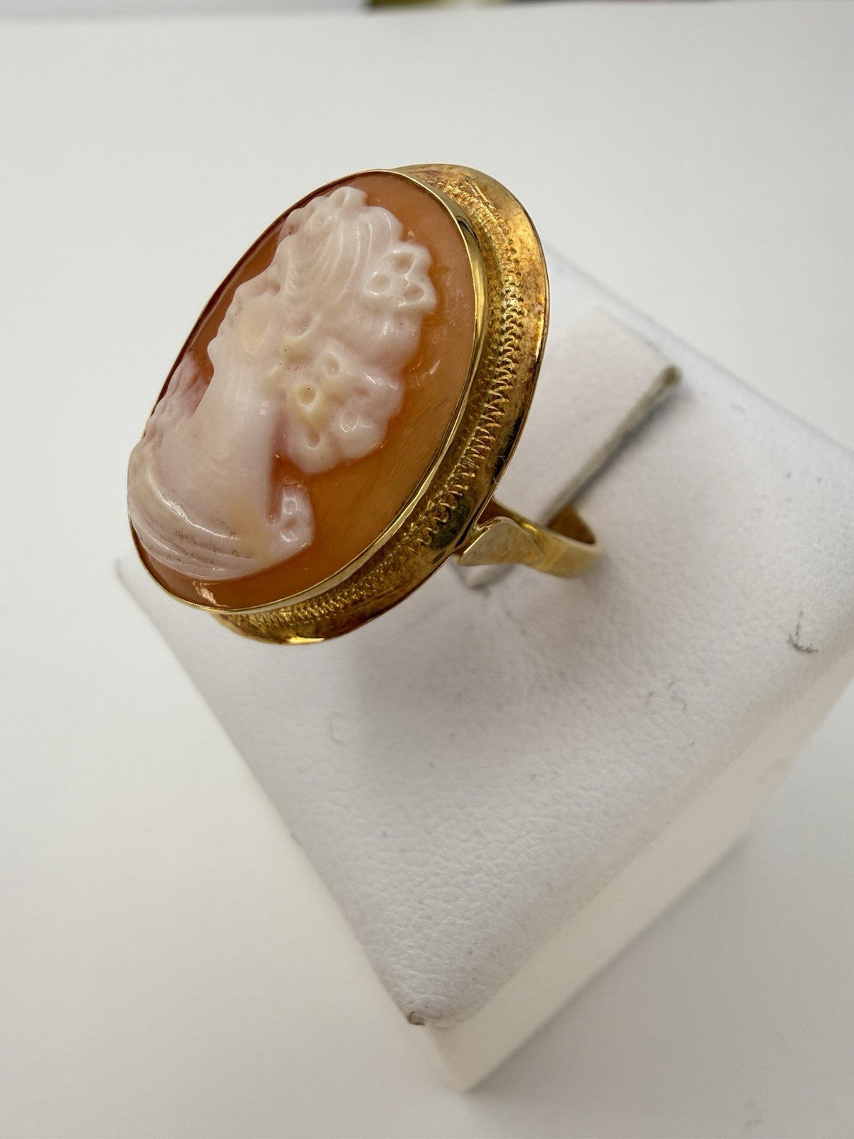 Anello con cammeo in conchiglia volto di donna, oro 18 kt – foto 9