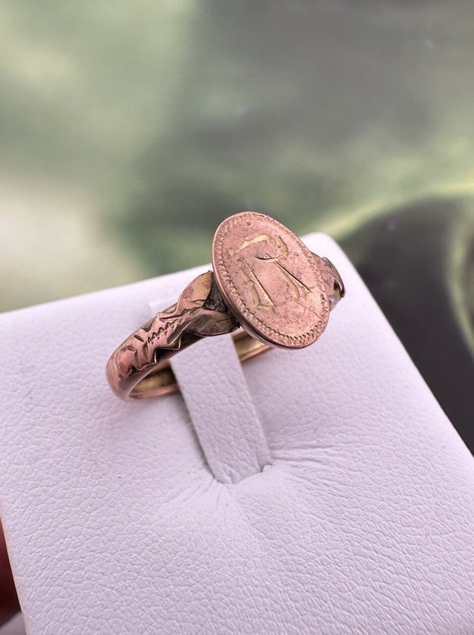 Anello antico con iniziale R incisa in oro 8 kt, inizi '900 – foto 7