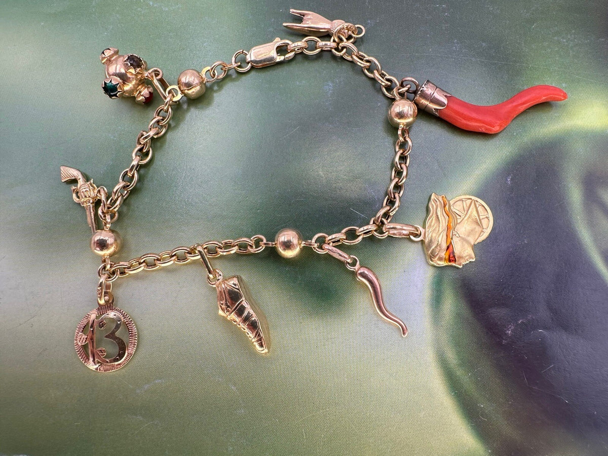 Bracciale portafortuna artigianale in oro 18 kt con 8 charms – foto 13