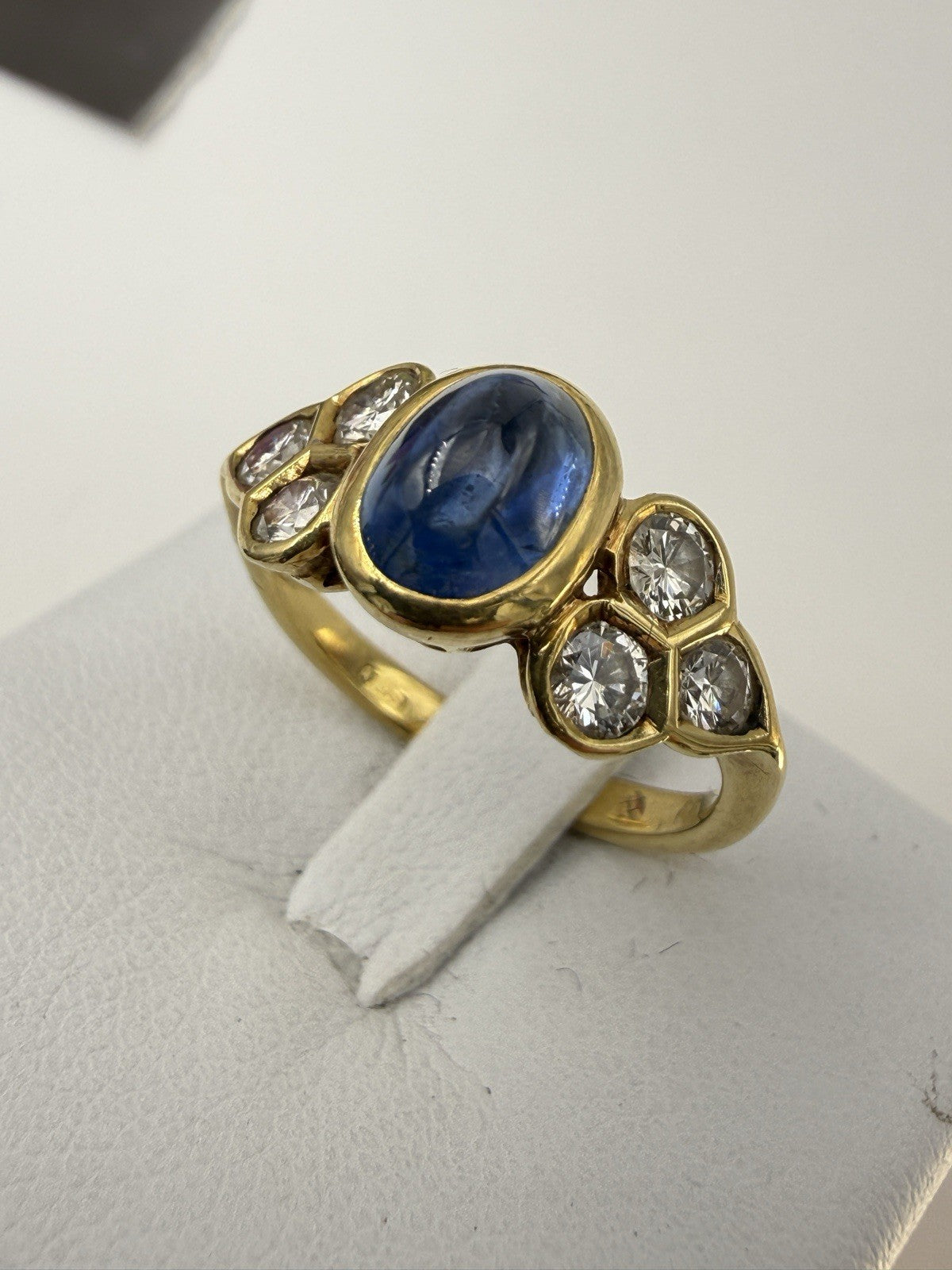 Anello vintage in oro 18 kt con zaffiro cabochon e brillanti, anni '70 – foto 2