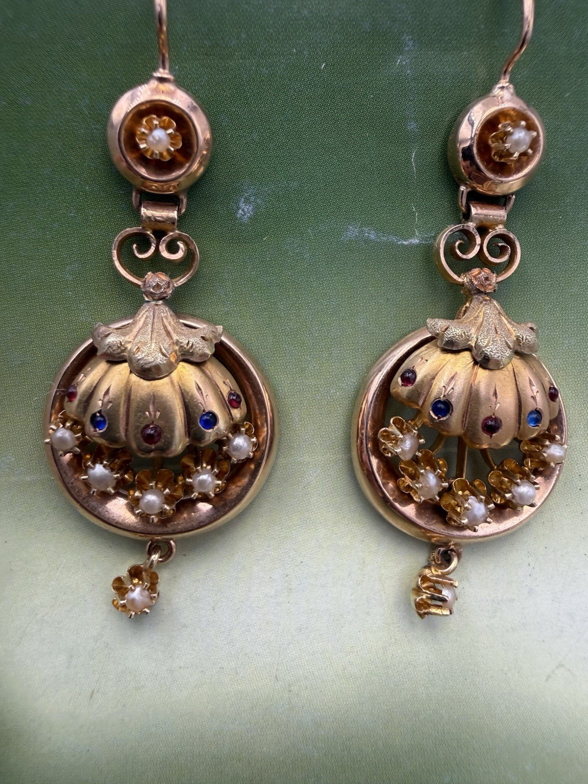 Orecchini borbonici in oro 6/7 kt con paste vitree rosse e blu e microperle – foto 11