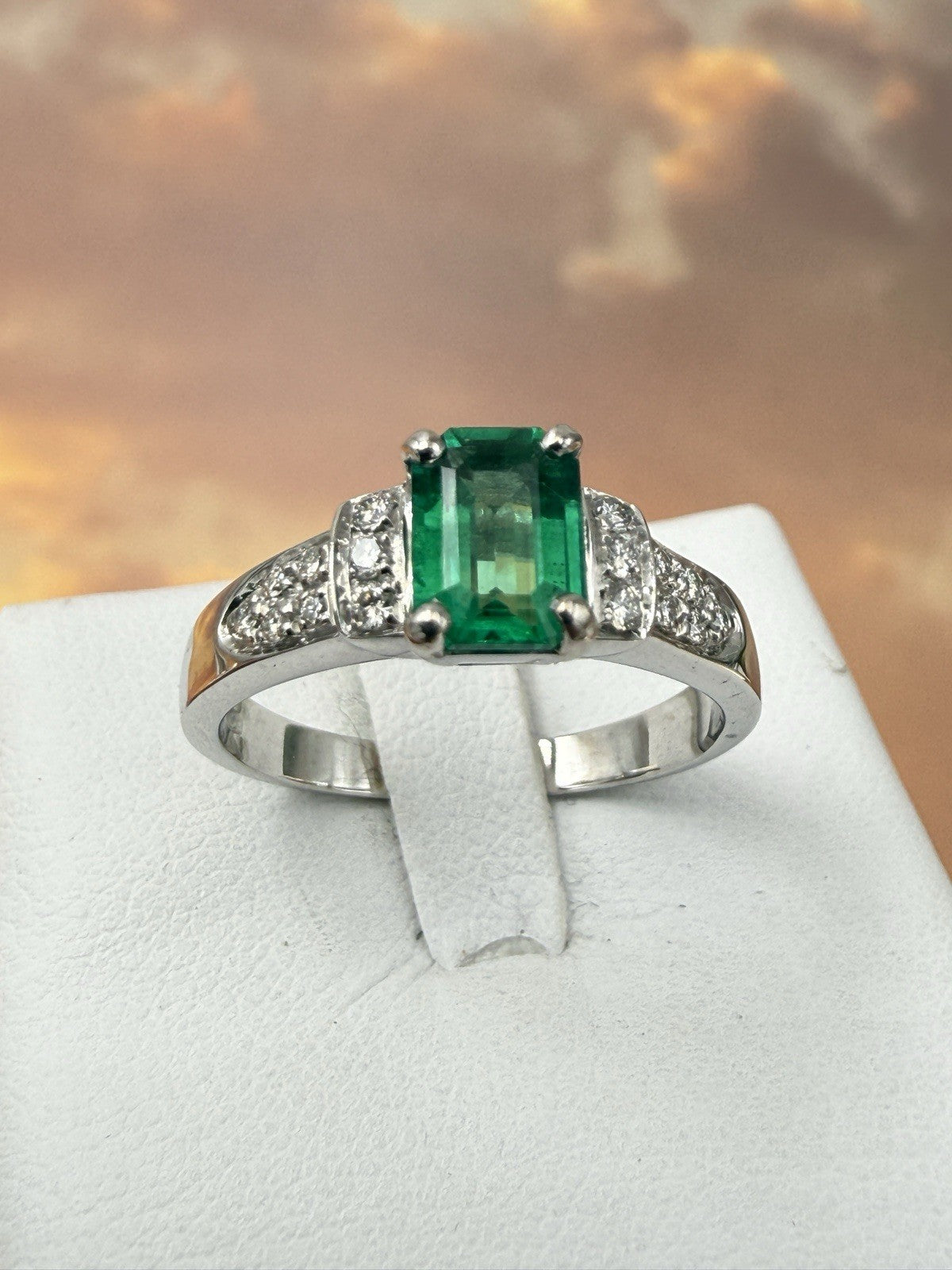 Anello artigianale in oro bianco 18 kt con smeraldo e brillanti – foto 2
