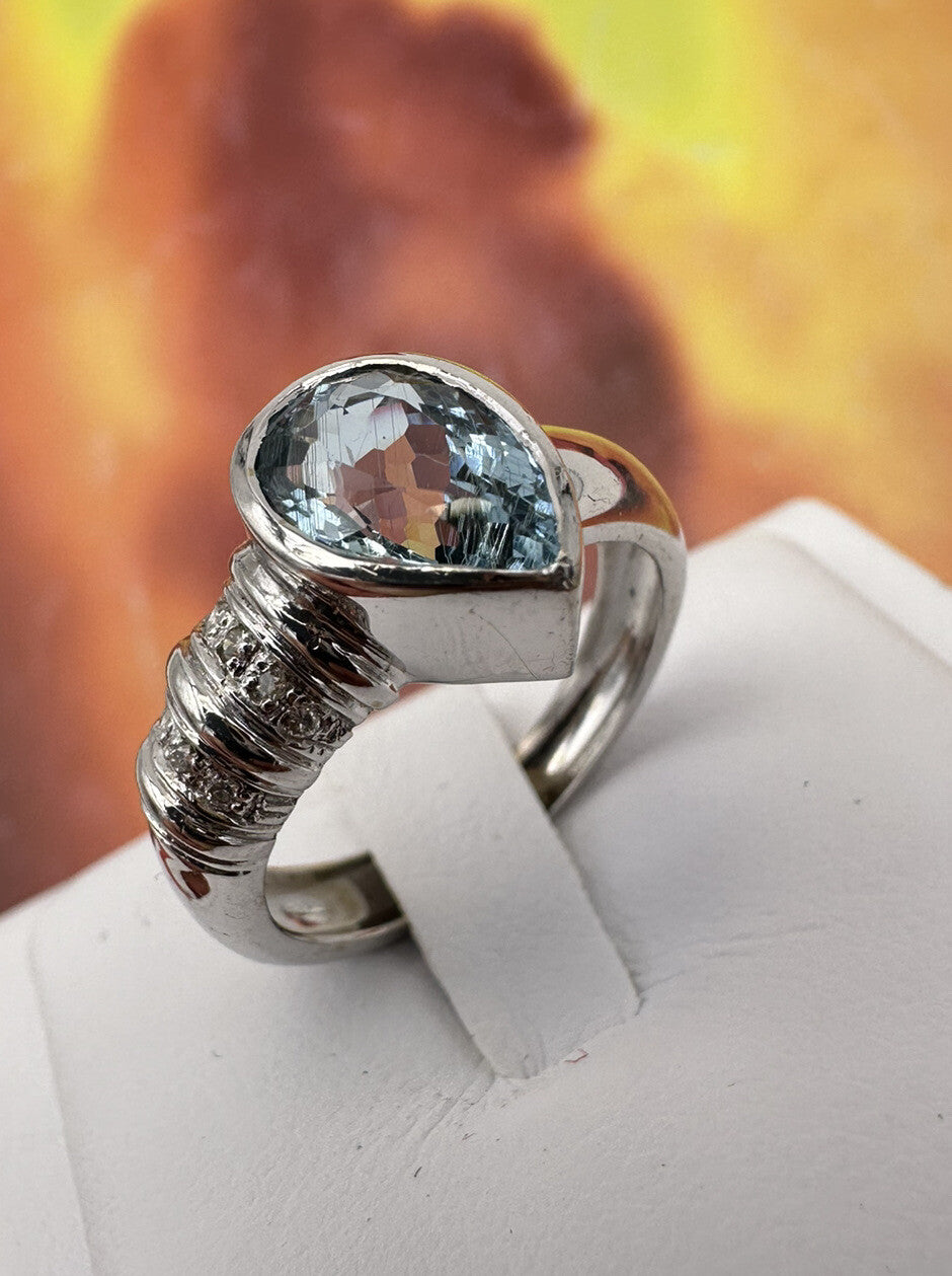 Anello artigianale in oro bianco 18 kt con acquamarina a goccia e brillanti – foto 2